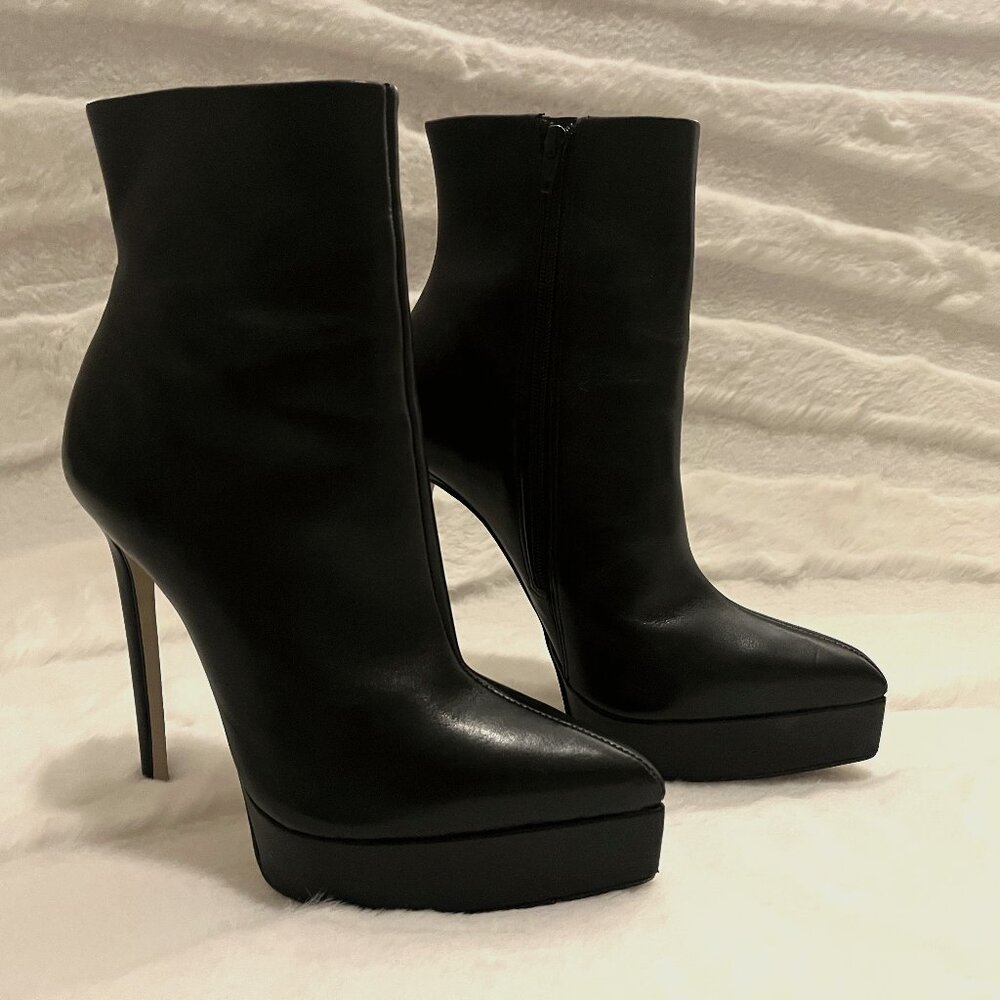 Steve Madden Velina Black Leather Boot Size 8.5 but fits like 7.5